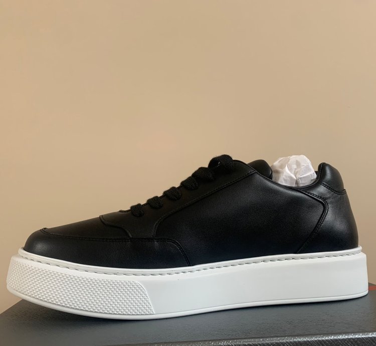 Thick Sole Low Top Sneakers In Black