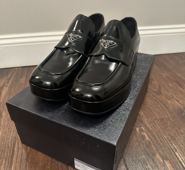 Triangle Logo-plaque Leather Loafers