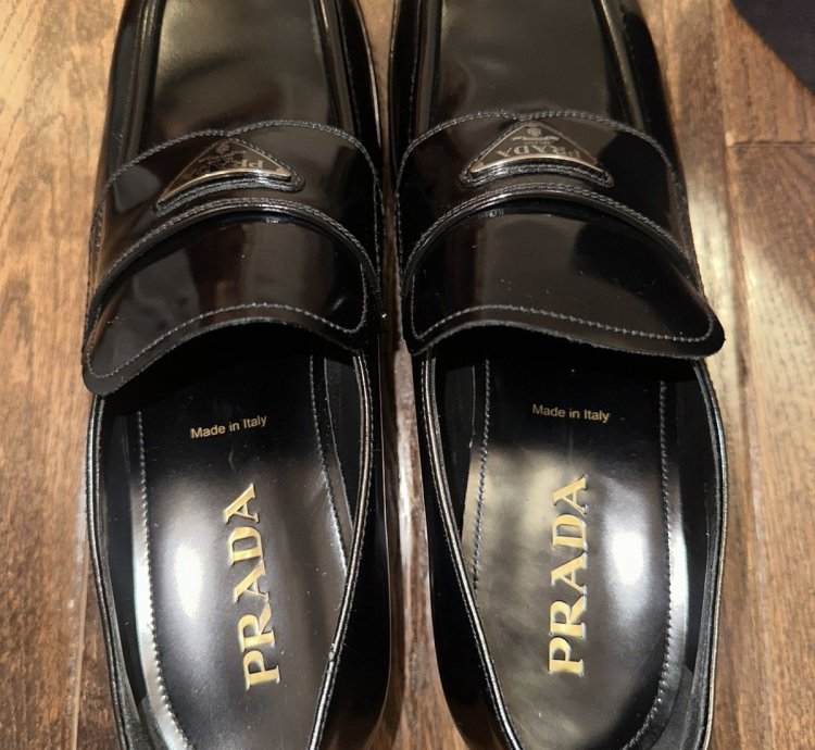 Triangle Logo-plaque Leather Loafers