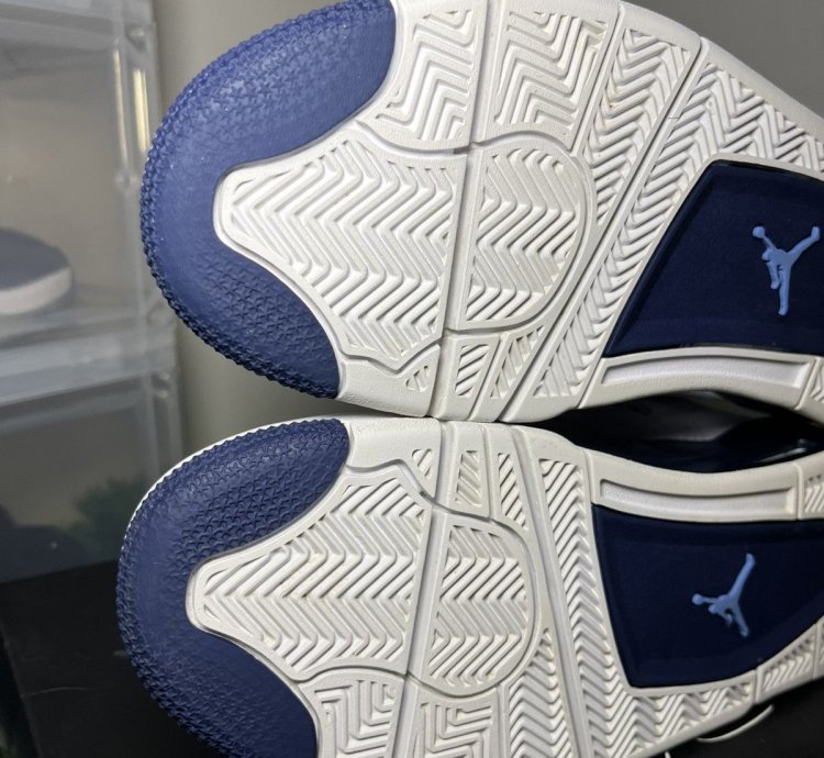 Air Jordan 4 Columbia