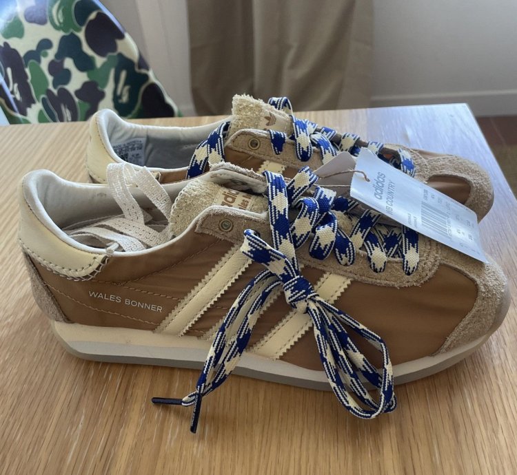 Model Adidas Originals Country Og Color Beige