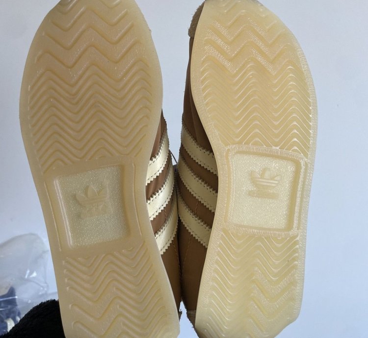Model Adidas Originals Country Og Color Beige