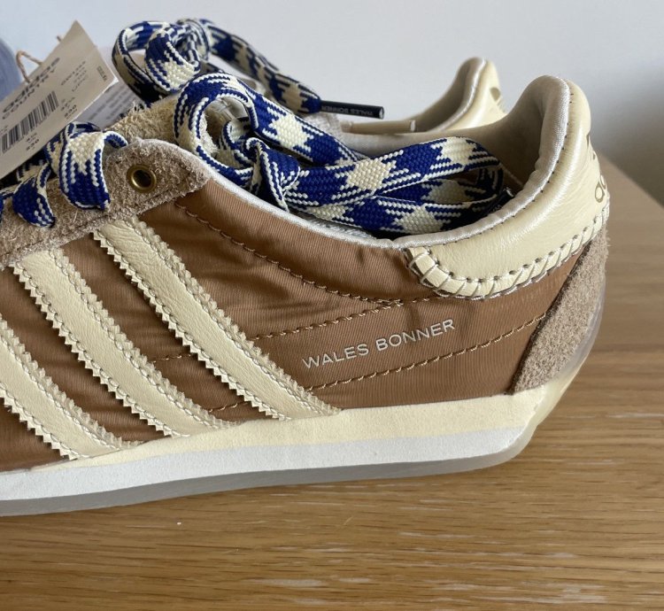 Model Adidas Originals Country Og Color Beige