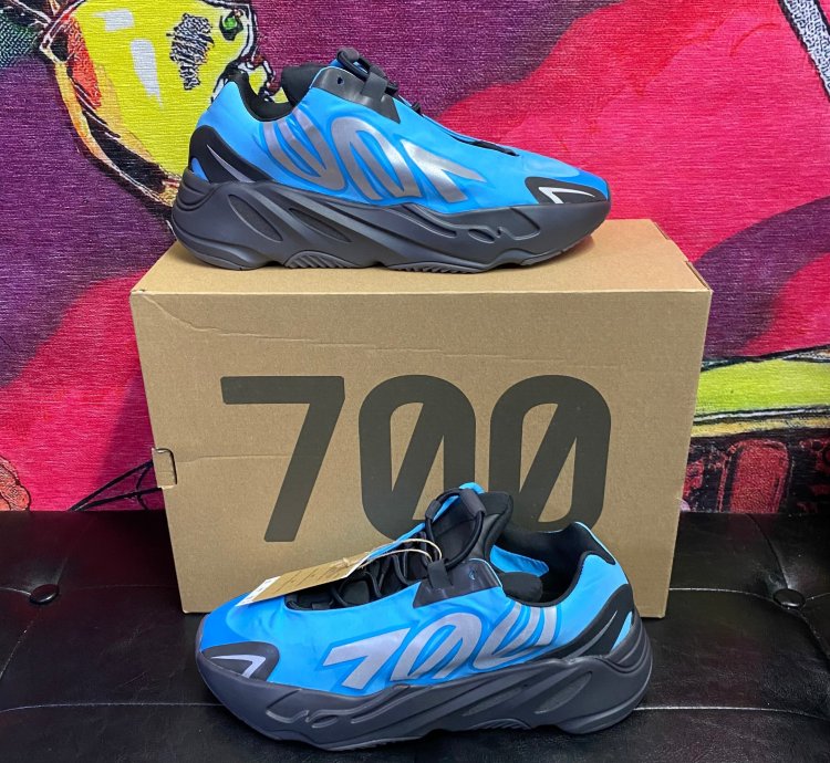 New Adidas Yeezy Bright Cyan Mnvn 700s Size Us 8