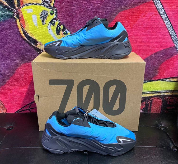 New Adidas Yeezy Bright Cyan Mnvn 700s Size Us 8