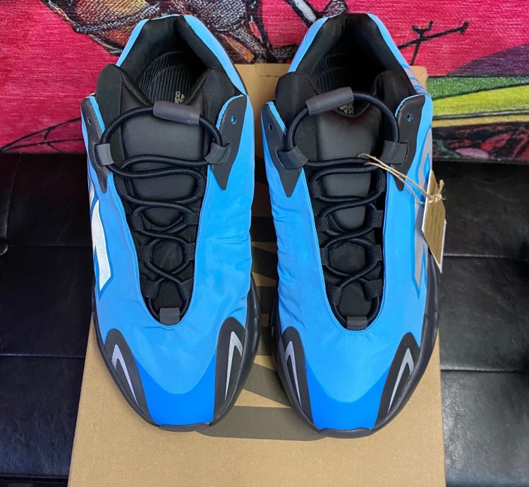 New Adidas Yeezy Bright Cyan Mnvn 700s Size Us 8