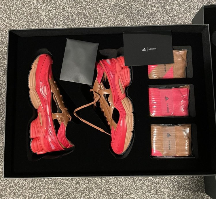 Raf Simonsnt Ozweego Red Limited Edition Pack