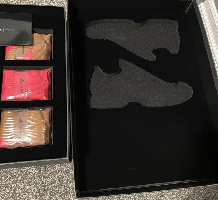 Raf Simonsnt Ozweego Red Limited Edition Pack