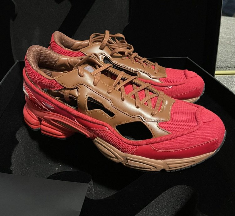 Raf Simonsnt Ozweego Red Limited Edition Pack