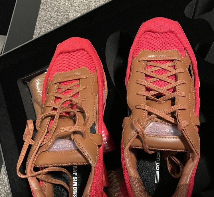Raf Simonsnt Ozweego Red Limited Edition Pack