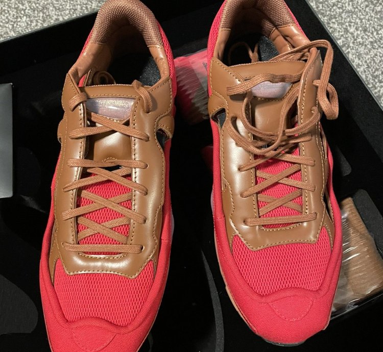 Raf Simonsnt Ozweego Red Limited Edition Pack