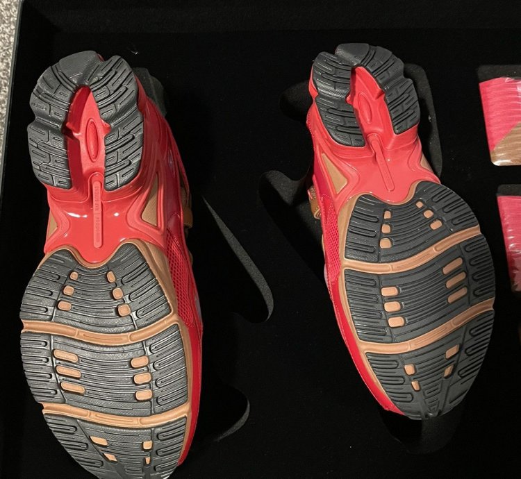 Raf Simonsnt Ozweego Red Limited Edition Pack