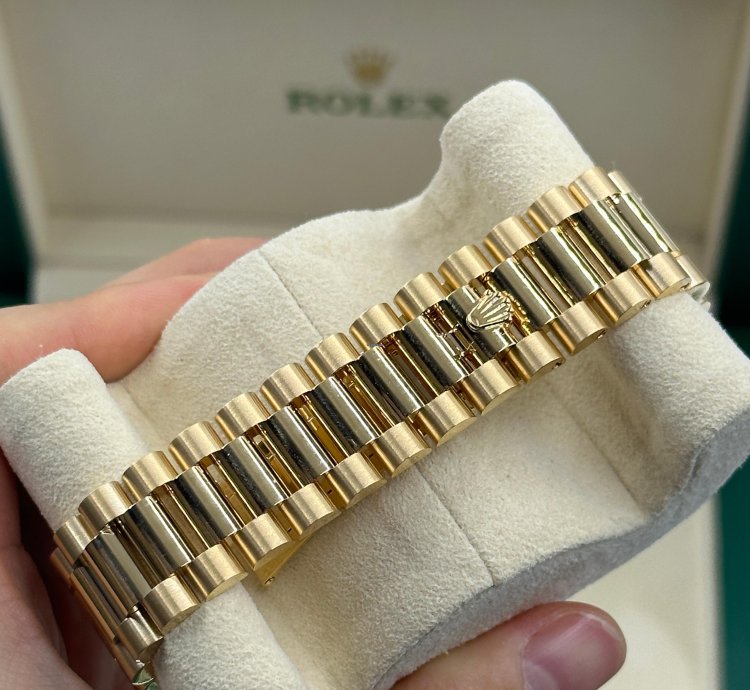 Rolex Day-date 40 228238 Silver Index