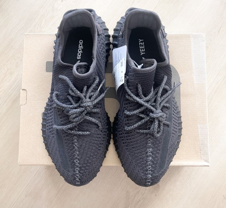 Steal Adidas Yeezy Boost 350 V2 Black - Size 9