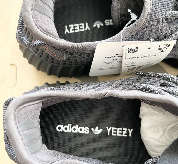 Steal Adidas Yeezy Boost 350 V2 Black - Size 9