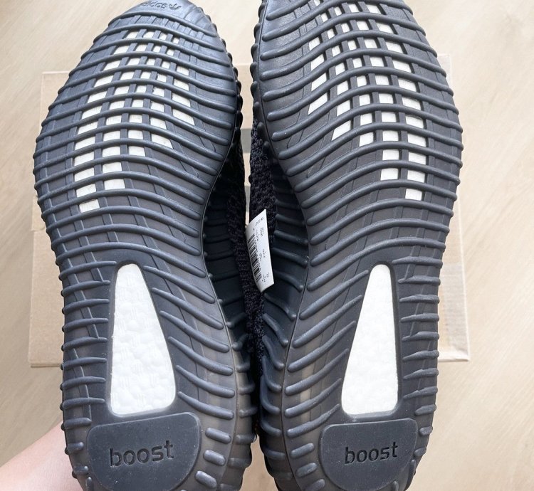 Steal Adidas Yeezy Boost 350 V2 Black - Size 9