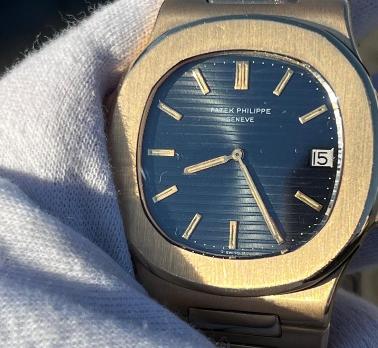 Patek Philippe Nautilus 3700 1 Nautilus Jumbo Gelbgold Tritium Zifferblatt Box Stammbuchauszug