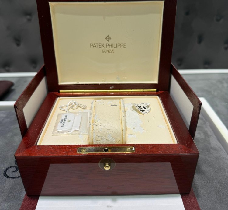 Patek Philippe Nautilus 37mm 18ct Yellow Gold Unpolished As New