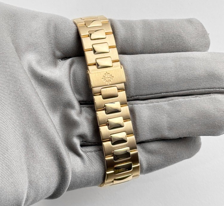 Patek Philippe Nautilus 3800 1j-017 Yellow Gold Black Dial 2003
