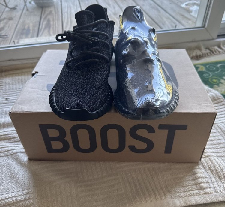 Yeezy 350 - Pirate Black 2023