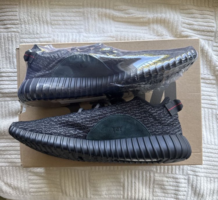Yeezy 350 - Pirate Black 2023