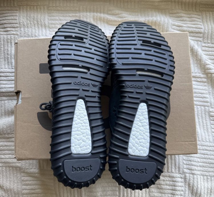 Yeezy 350 - Pirate Black 2023