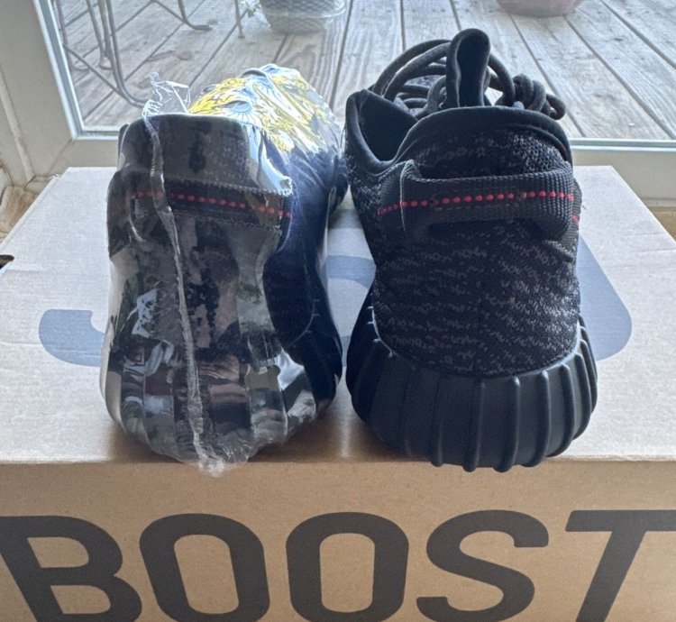 Yeezy 350 - Pirate Black 2023
