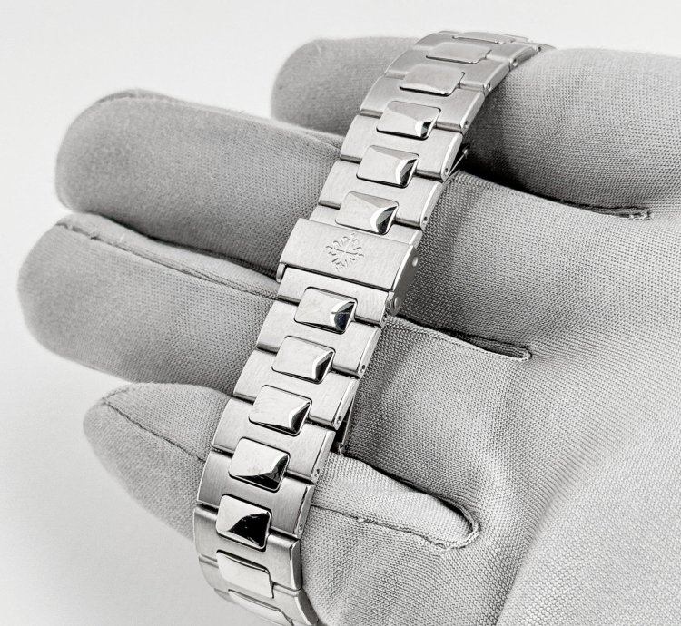 Patek Philippe Nautilus 3800 4g-001 White Gold White Dial Diamond Set 2004