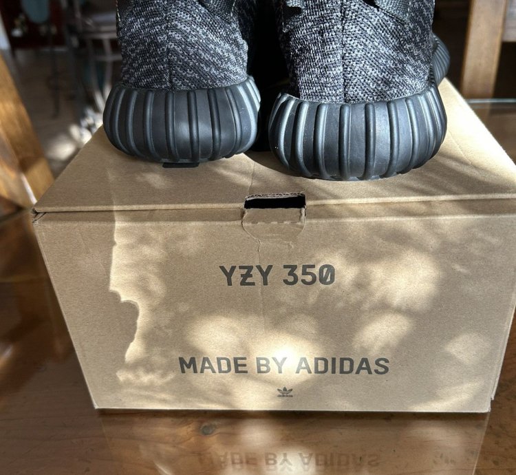 Yeezy 350 Pirate Black V1 2023