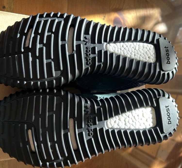 Yeezy 350 Pirate Black V1 2023