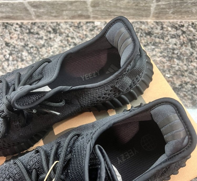Yeezy 350 V2