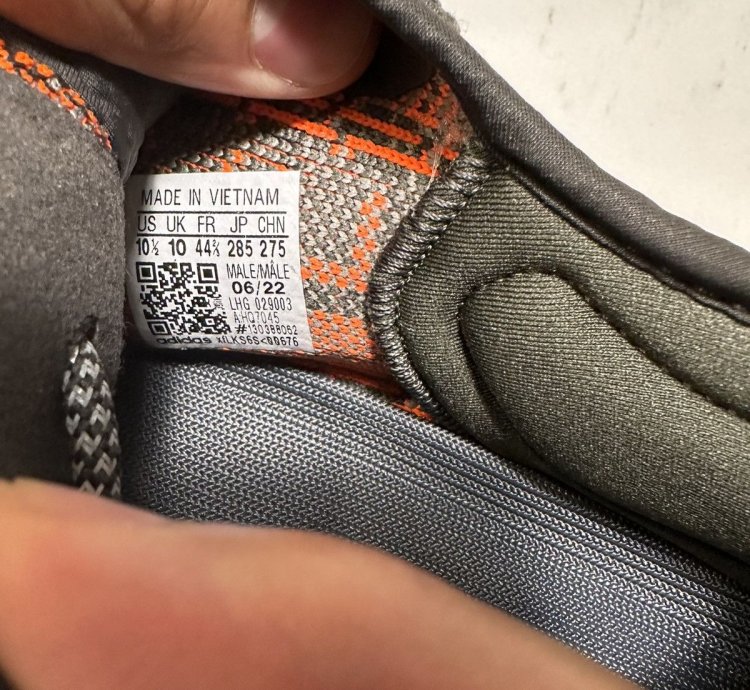 Yeezy 350 V2 - Carbon Beluga Sz M10 5 new
