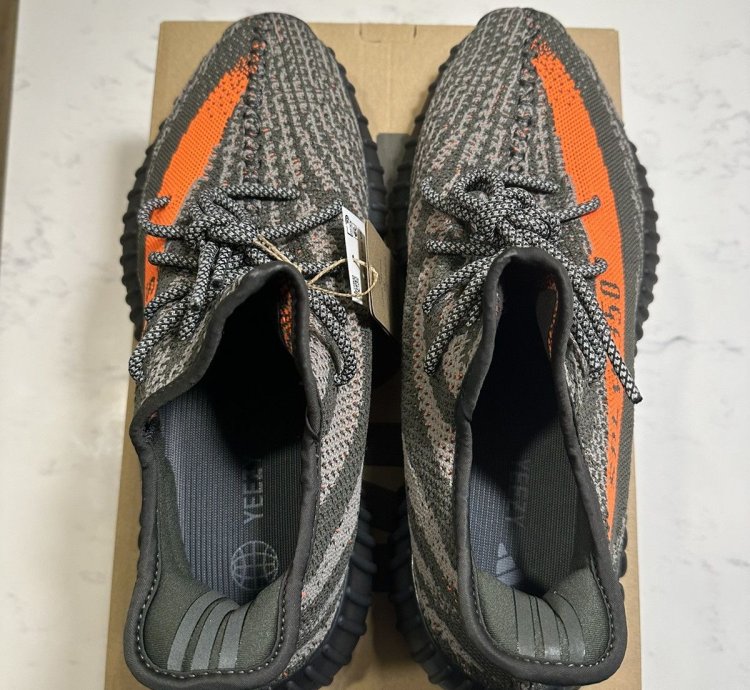 Yeezy 350 V2 - Carbon Beluga Sz M10 5 new