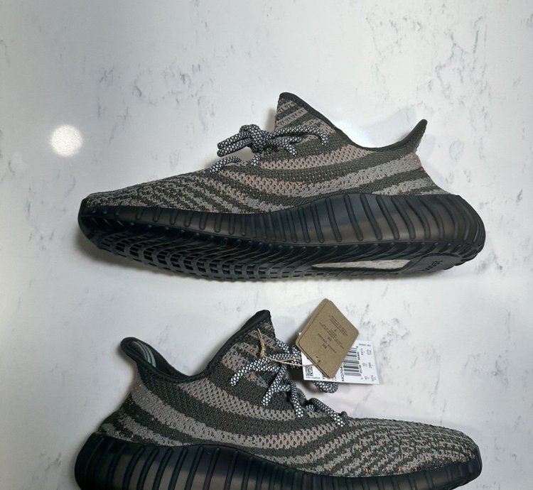 Yeezy 350 V2 - Carbon Beluga Sz M10 5 new