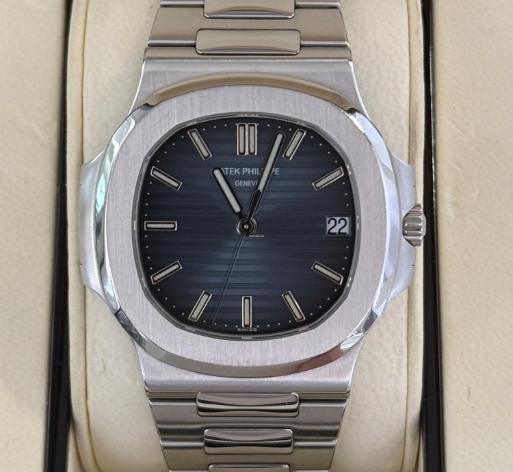 Patek Philippe Nautilus 40mm Blue Del 2011 Excellent Condition Full Set Con Documenti Scatola Patek