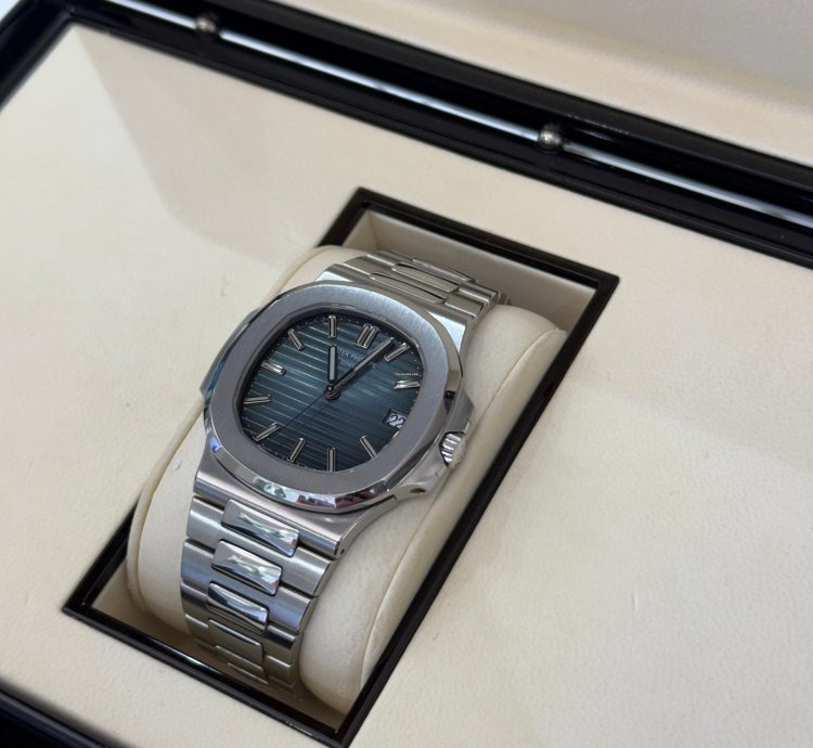 Patek Philippe Nautilus 40mm Blue Del 2011 Excellent Condition Full Set Con Documenti Scatola Patek