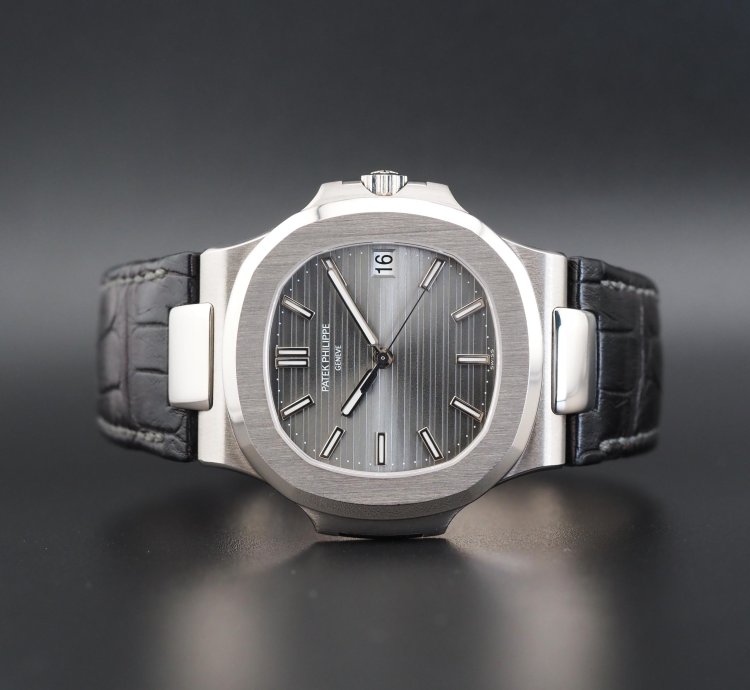 Patek Philippe Nautilus 40mm Full Set Nautilus 5711g-001