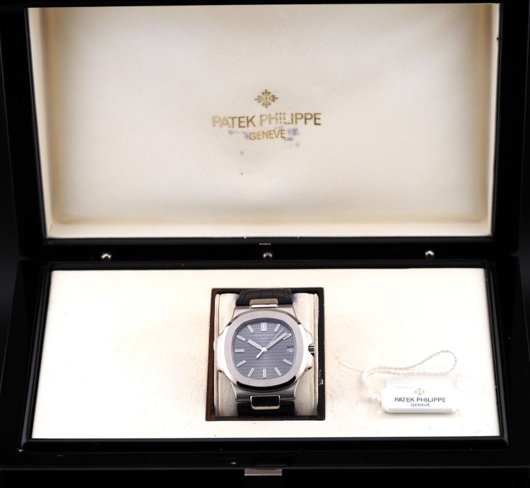 Patek Philippe Nautilus 40mm Full Set Nautilus 5711g-001