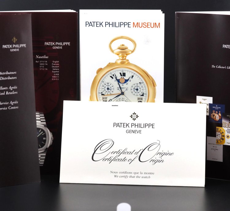 Patek Philippe Nautilus 40mm Full Set Nautilus 5711g-001