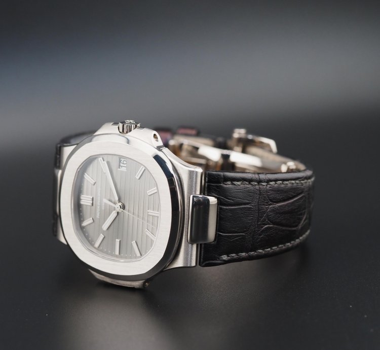 Patek Philippe Nautilus 40mm Full Set Nautilus 5711g-001