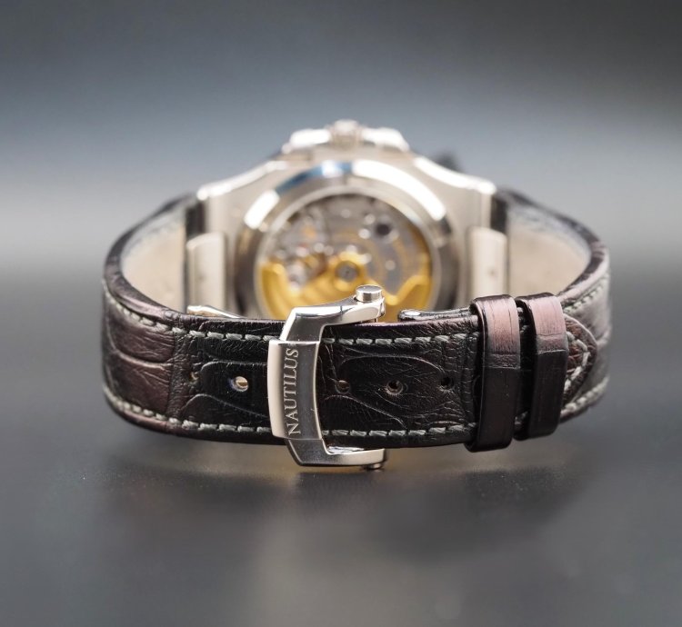 Patek Philippe Nautilus 40mm Full Set Nautilus 5711g-001