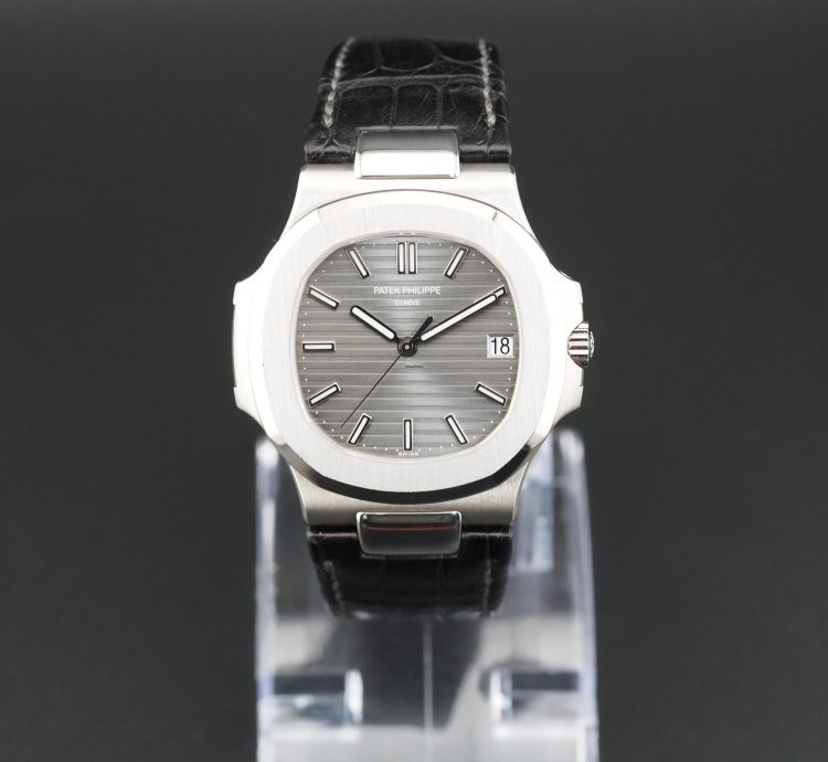 Patek Philippe Nautilus 40mm Full Set Nautilus 5711g-001