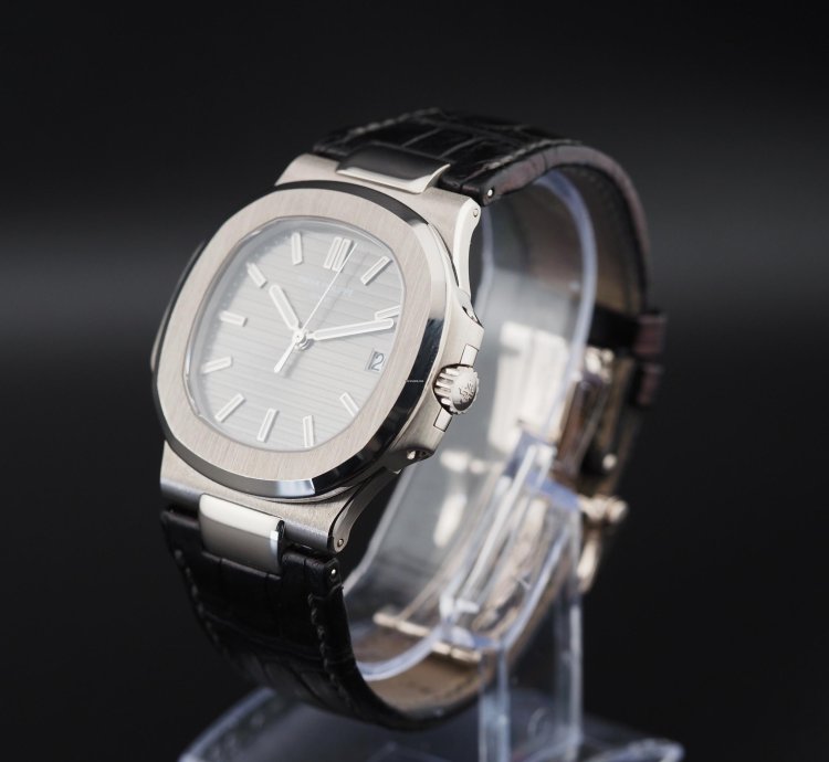 Patek Philippe Nautilus 40mm Full Set Nautilus 5711g-001