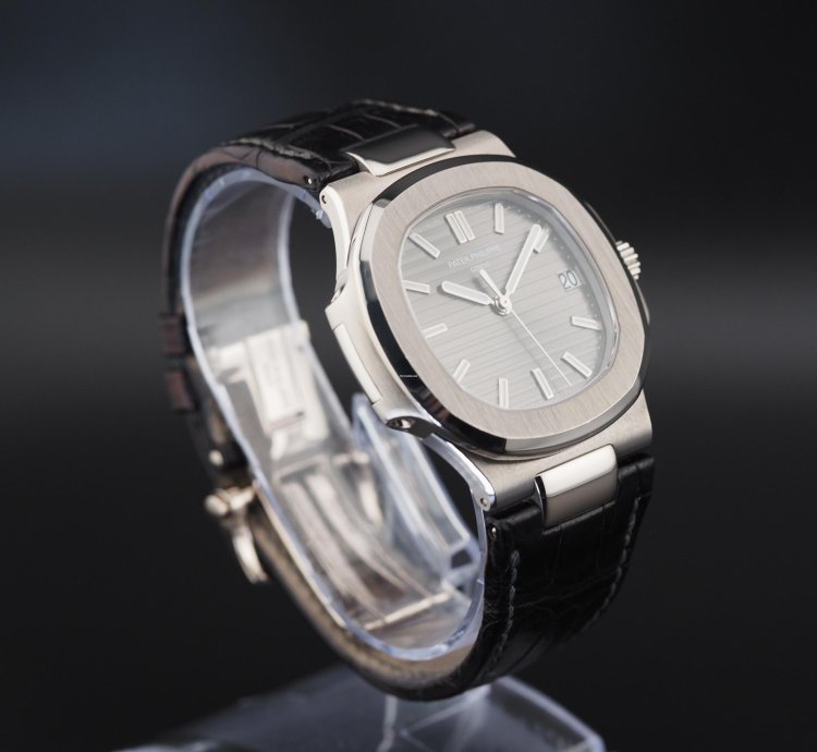 Patek Philippe Nautilus 40mm Full Set Nautilus 5711g-001