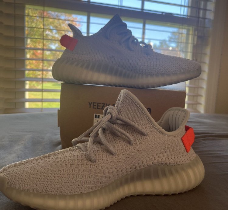 Yeezy 350 V2 Tail Light Adidas - Size 8