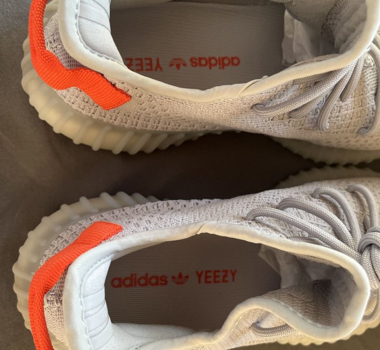 Yeezy 350 V2 Tail Light Adidas - Size 8