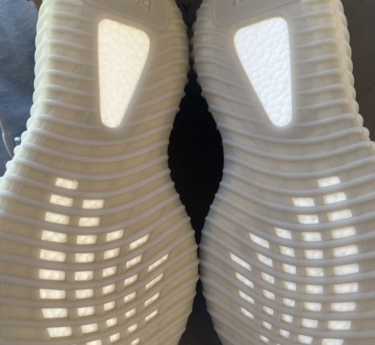 Yeezy 350 V2 Tail Light Adidas - Size 8