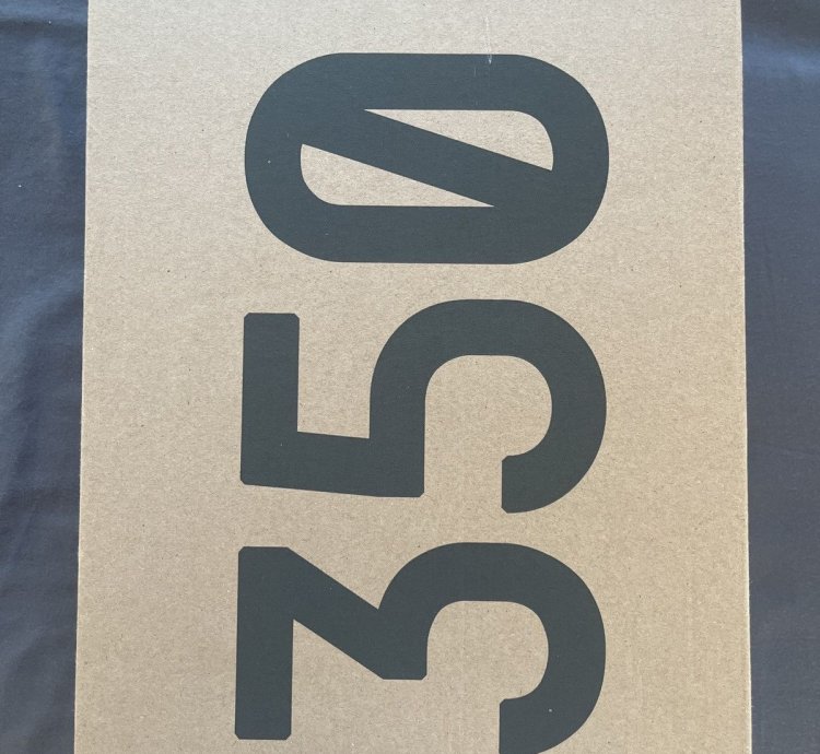 Yeezy 350 V2 Tail Light Adidas - Size 8