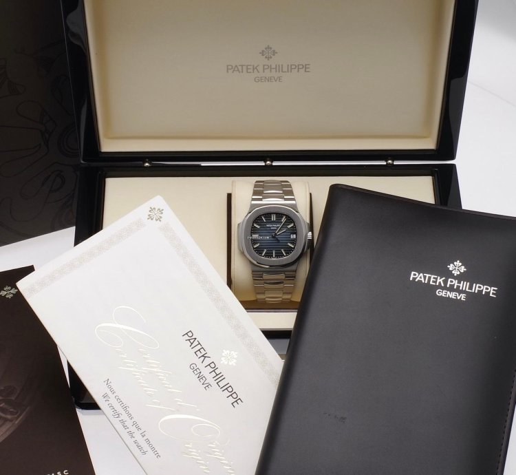 Patek Philippe Nautilus 5711 - Full Set Swiss Papers