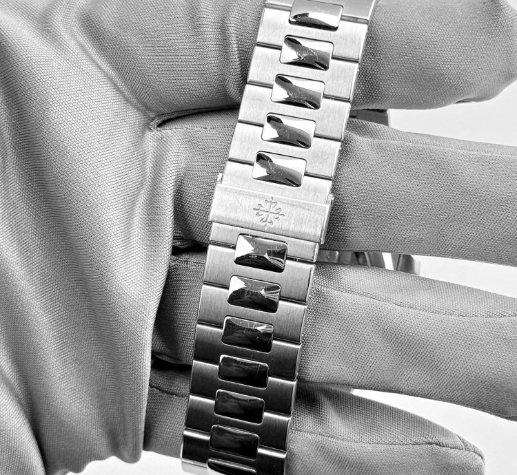 Patek Philippe Nautilus 5711 112p-010 Platinum White Dial Ruby Bezel